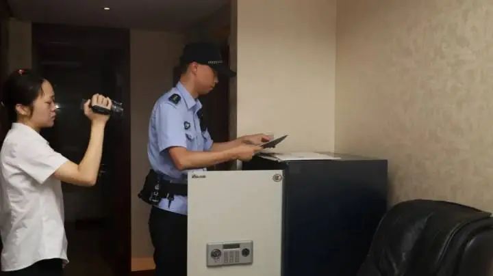 男子欠款330万拒不还钱!法院上门强制腾房,车库里却发现...... 男子欠款330万拒不还钱!法院上门强制腾房,车库里却发现......