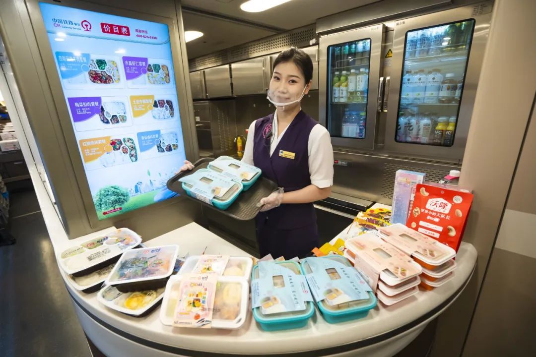 被高铁上的儿童餐食硬控了!网友:300多个月的小朋友能点吗? 被高铁上的儿童餐食硬控了!网友:300多个月的小朋友能点吗?