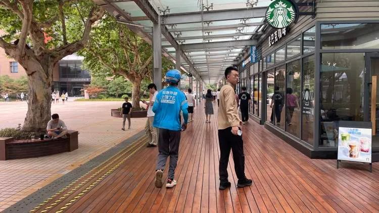 高温下的外卖骑手，迟到、错拿得到理解很感动，最怕外卖被偷……