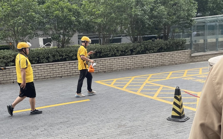 高温下的外卖骑手，迟到、错拿得到理解很感动，最怕外卖被偷……