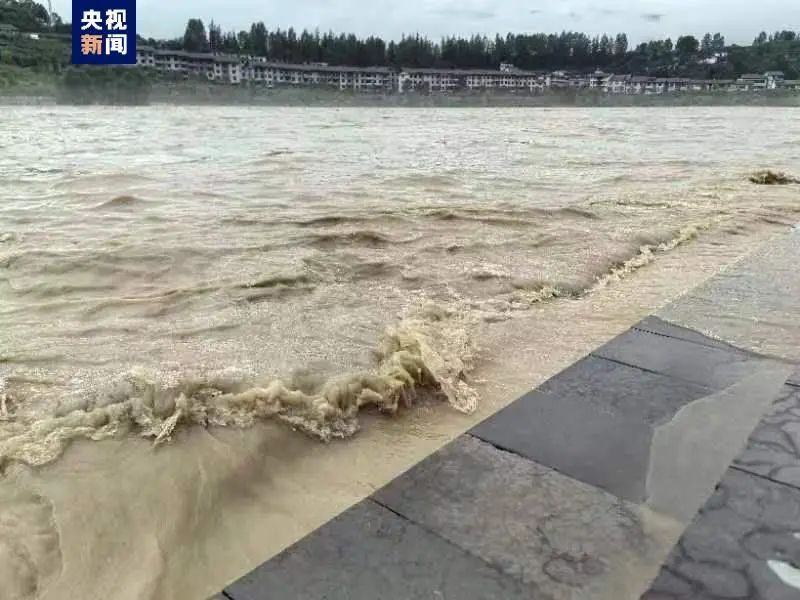 12区县大暴雨!29条河流超警!重庆发布洪水预警→ 12区县大暴雨!29条河流超警!重庆发布洪水预警→