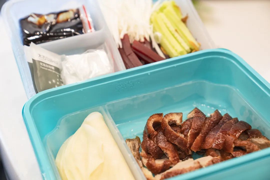 被高铁上的儿童餐食硬控了!网友:300多个月的小朋友能点吗? 被高铁上的儿童餐食硬控了!网友:300多个月的小朋友能点吗?