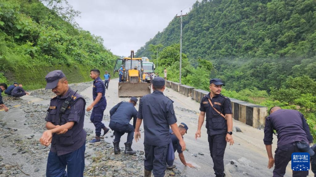 尼泊尔山体滑坡致12死65失踪 尼泊尔山体滑坡致12死65失踪