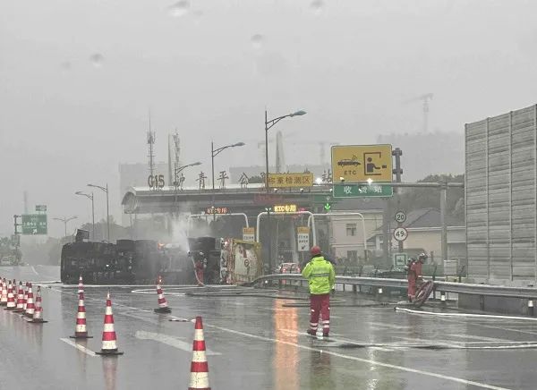 今晨突发!沈海高速上一辆半挂槽罐车侧翻,拥堵距离超过10公里 今晨突发!沈海高速上一辆半挂槽罐车侧翻,拥堵距离超过10公里