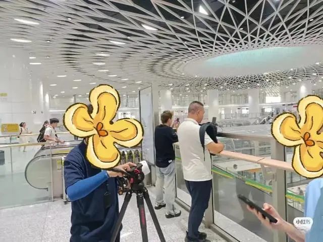 直播“上班族挤地铁”成流量密码?网友:被冒犯了…… 直播“上班族挤地铁”成流量密码?网友:被冒犯了……