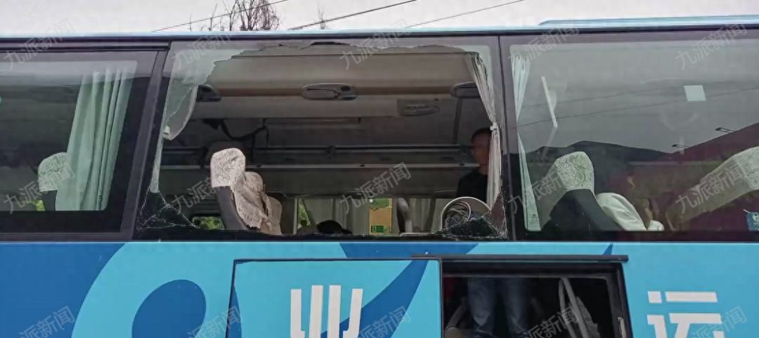 吓人!女子坐旅游大巴意外被落石砸中 吓人!女子坐旅游大巴意外被落石砸中