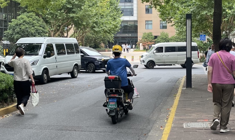 高温下的外卖骑手，迟到、错拿得到理解很感动，最怕外卖被偷……