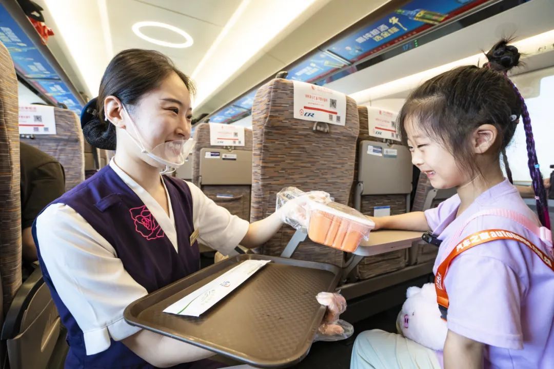 被高铁上的儿童餐食硬控了!网友:300多个月的小朋友能点吗? 被高铁上的儿童餐食硬控了!网友:300多个月的小朋友能点吗?