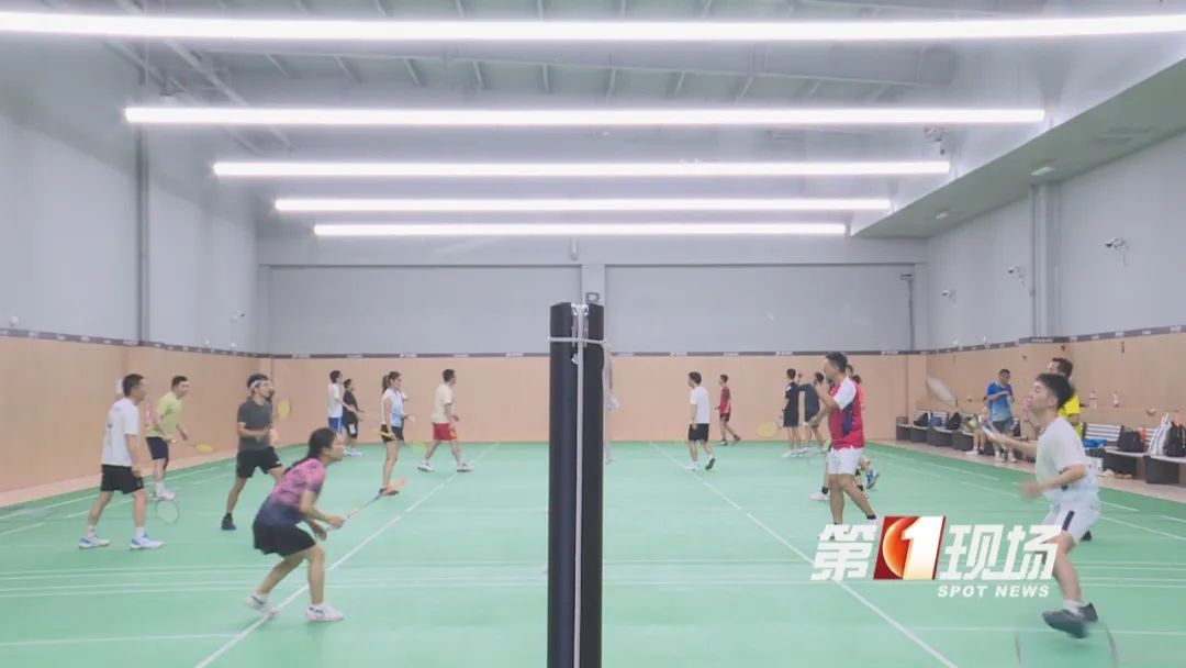 羽毛球大涨价，网友吐槽：月薪两万都打不起了……