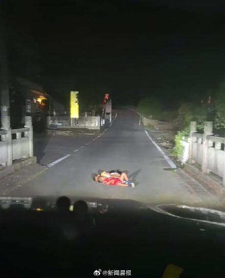 村委会回应2男童深夜睡路中央：系外出找妈妈，已平安送回家