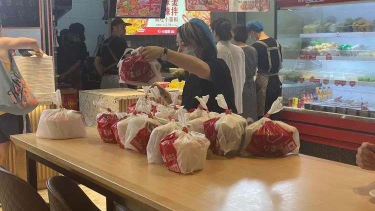 高温下的外卖骑手，迟到、错拿得到理解很感动，最怕外卖被偷……