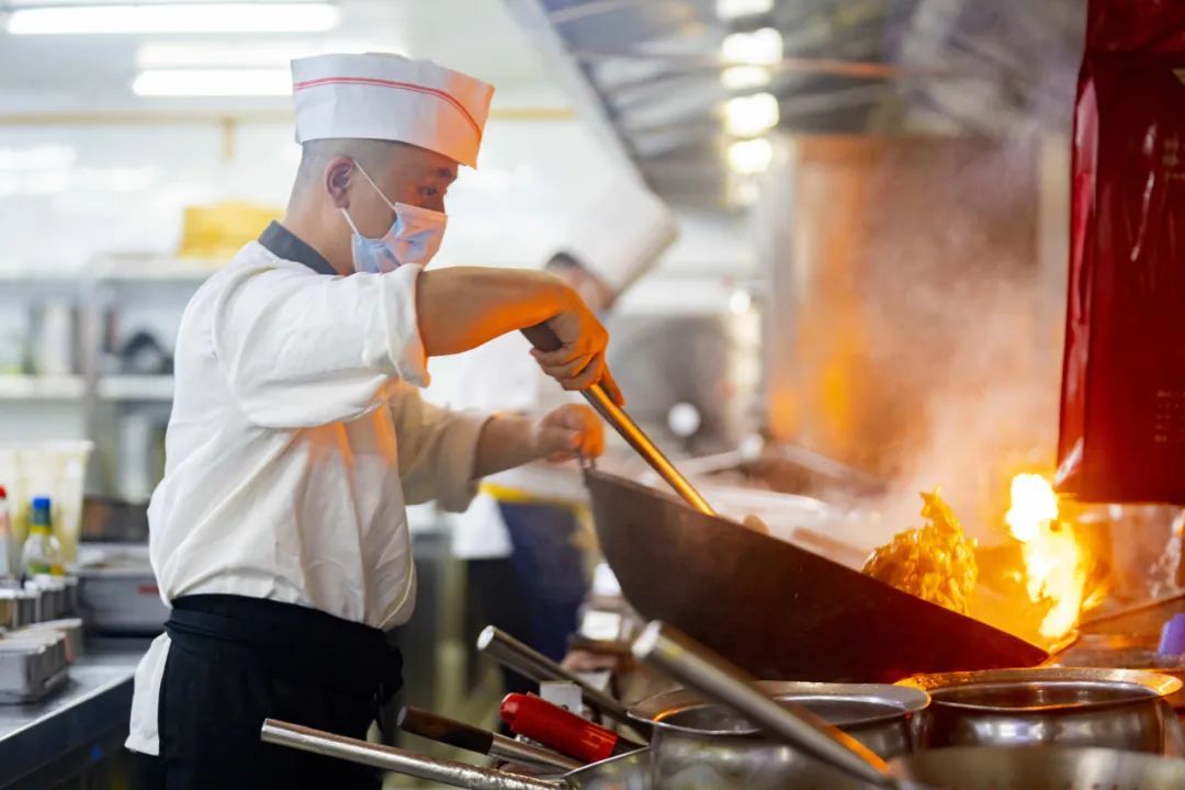 被高铁上的儿童餐食硬控了!网友:300多个月的小朋友能点吗? 被高铁上的儿童餐食硬控了!网友:300多个月的小朋友能点吗?