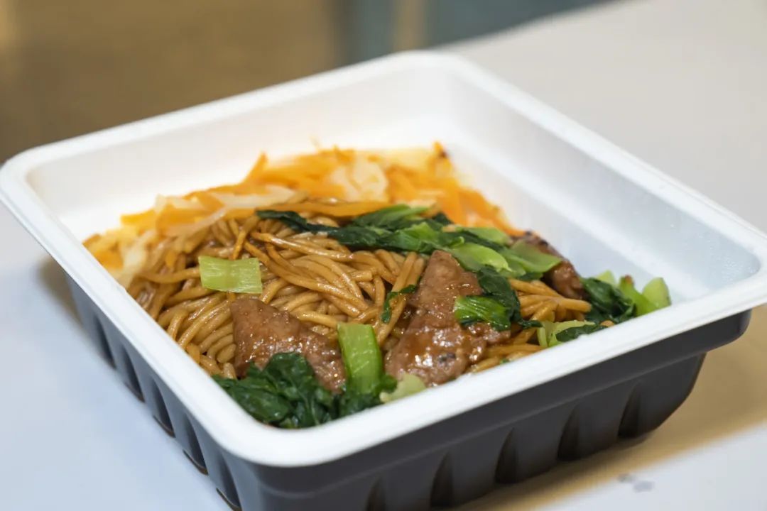 被高铁上的儿童餐食硬控了!网友:300多个月的小朋友能点吗? 被高铁上的儿童餐食硬控了!网友:300多个月的小朋友能点吗?