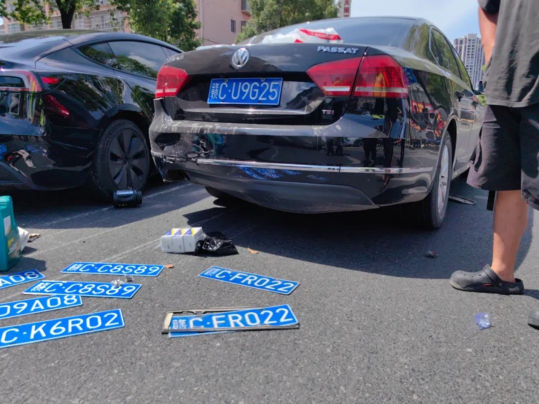 街头狂飙追“毒”，在逃毒贩撞击警车疯狂逃窜......
