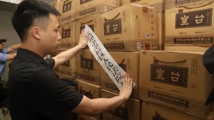 男子欠款330万拒不还钱!法院上门强制腾房,车库里却发现...... 男子欠款330万拒不还钱!法院上门强制腾房,车库里却发现......