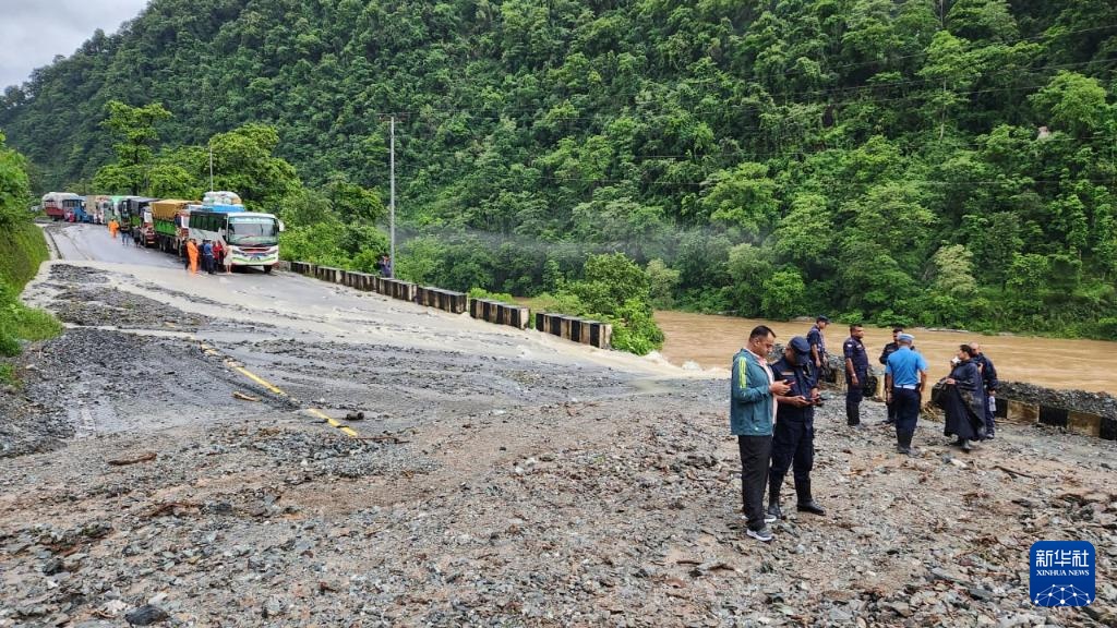 尼泊尔山体滑坡致12死65失踪 尼泊尔山体滑坡致12死65失踪