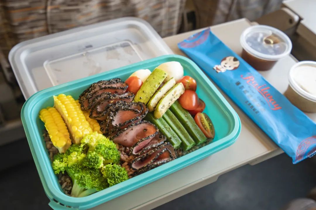 高铁盒饭上新！