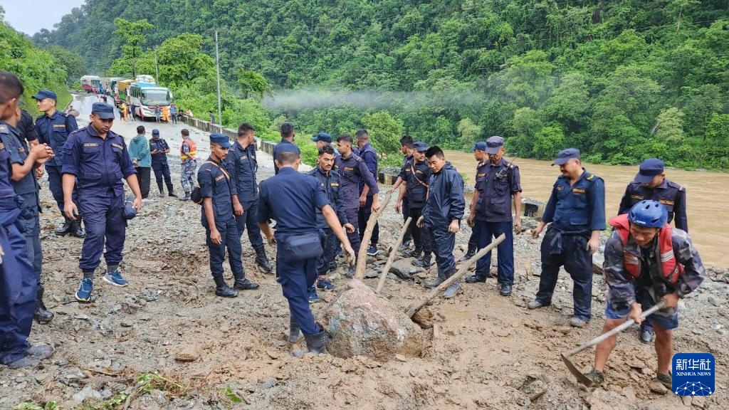 尼泊尔山体滑坡致12死65失踪 尼泊尔山体滑坡致12死65失踪