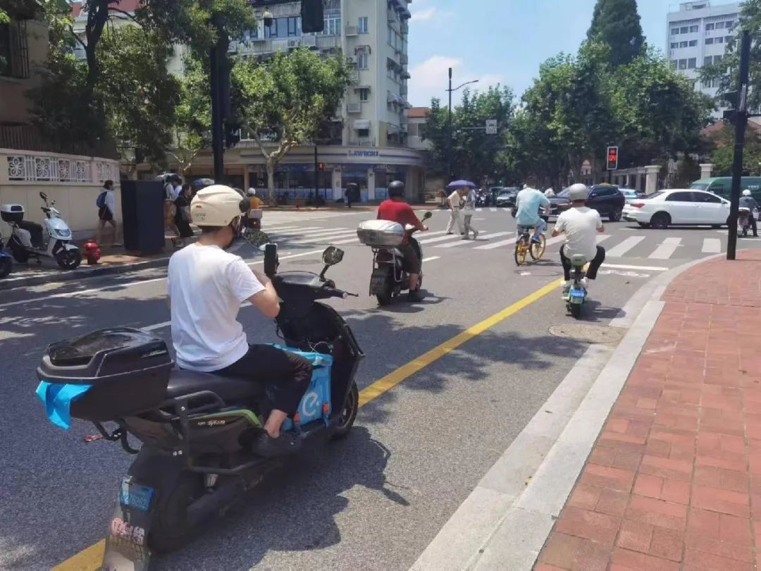 高温下的外卖骑手，迟到、错拿得到理解很感动，最怕外卖被偷……