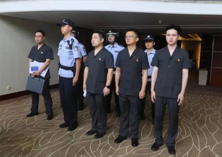男子欠款330万拒不还钱!法院上门强制腾房,车库里却发现...... 男子欠款330万拒不还钱!法院上门强制腾房,车库里却发现......