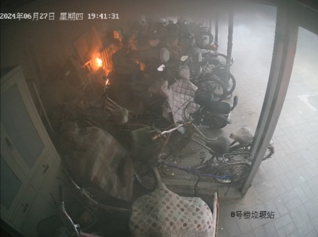 北京一女子车棚内堆放杂物引发火灾！行拘