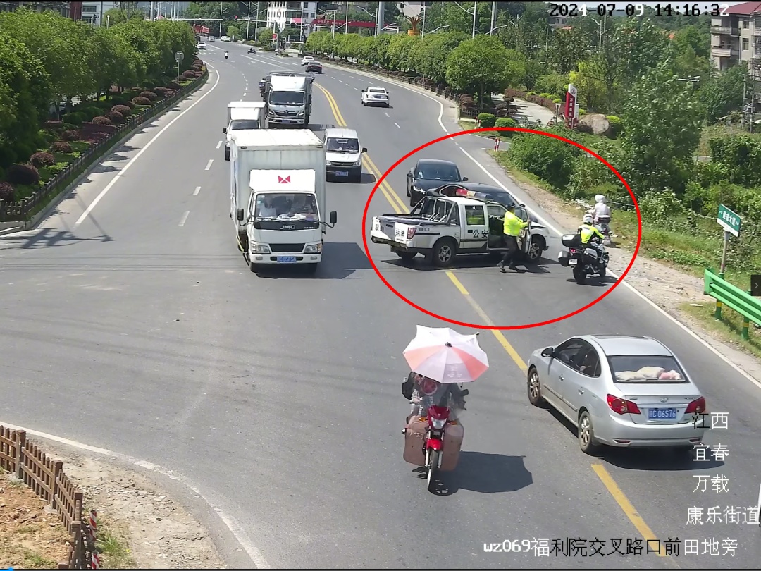街头狂飙追“毒”，在逃毒贩撞击警车疯狂逃窜......