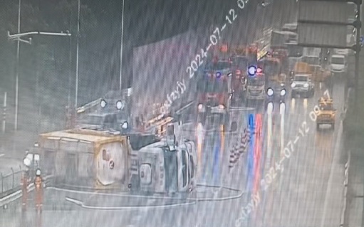 今晨突发!沈海高速上一辆半挂槽罐车侧翻,拥堵距离超过10公里 今晨突发!沈海高速上一辆半挂槽罐车侧翻,拥堵距离超过10公里