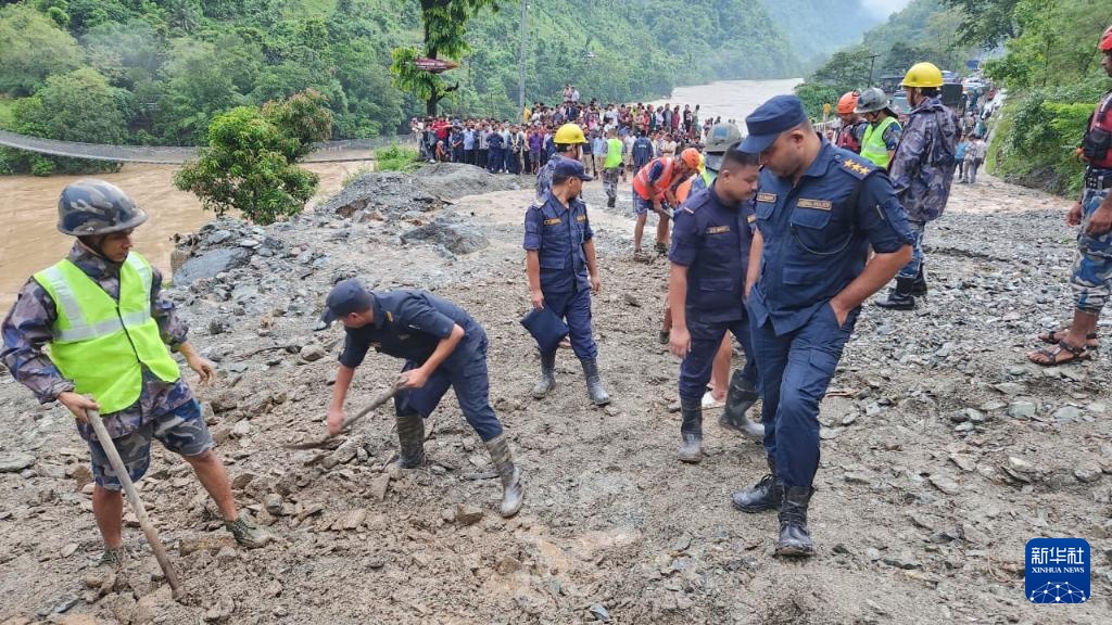 尼泊尔山体滑坡致12死65失踪 尼泊尔山体滑坡致12死65失踪