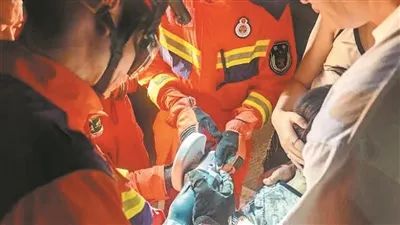 “好奇宝宝”花式被卡，这些细节家长们要注意了......