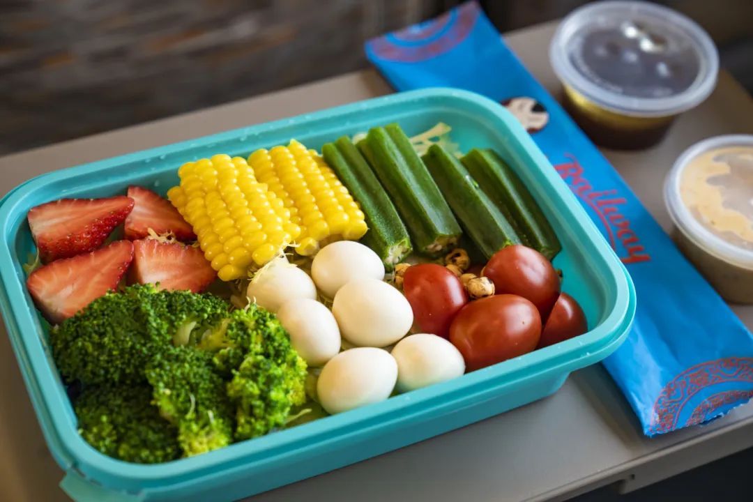 被高铁上的儿童餐食硬控了!网友:300多个月的小朋友能点吗? 被高铁上的儿童餐食硬控了!网友:300多个月的小朋友能点吗?