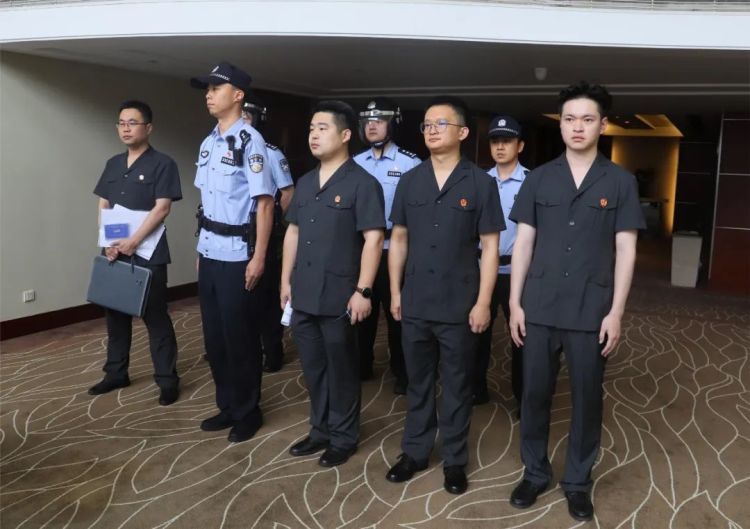 杭州朱某某,被强制腾房!更离谱的是,车库里还放着大量.…… 杭州朱某某,被强制腾房!更离谱的是,车库里还放着大量.……