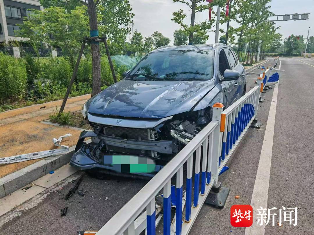 千万不要分心驾驶！男子开车低头看导航，抬头车辆撞上护栏