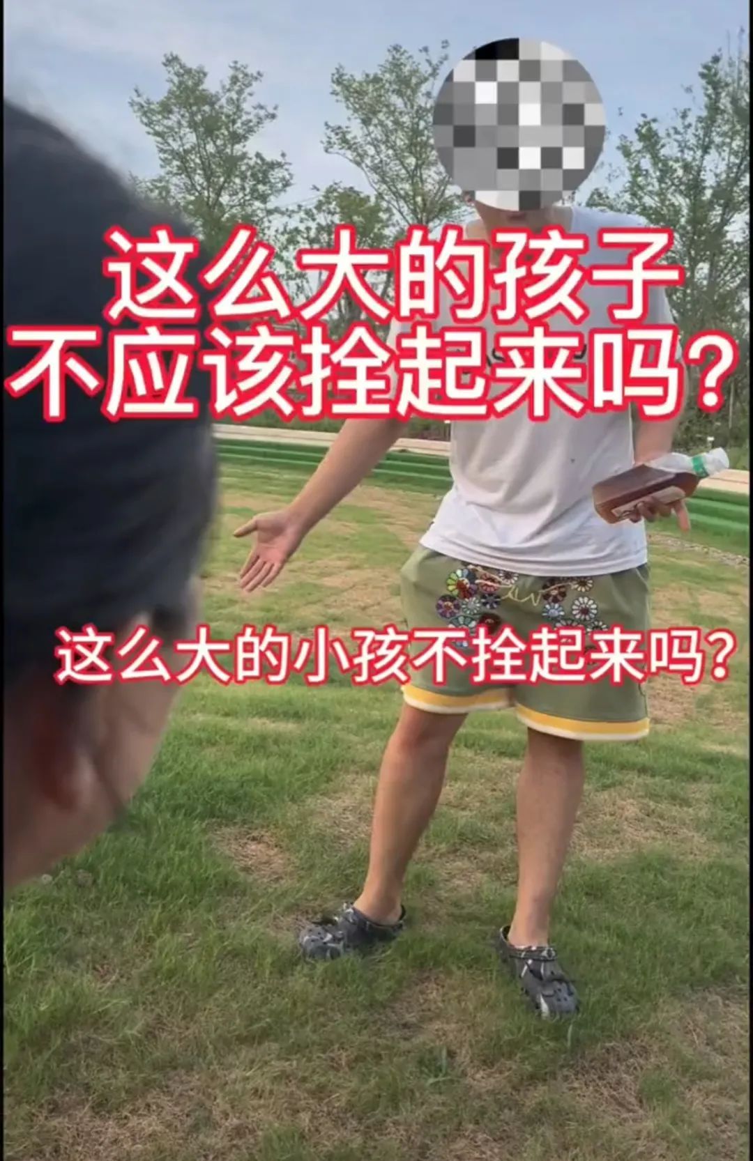 惹众怒！上海一男子遛狗不拴绳，还反问：为何不把小孩拴起来…警方出手