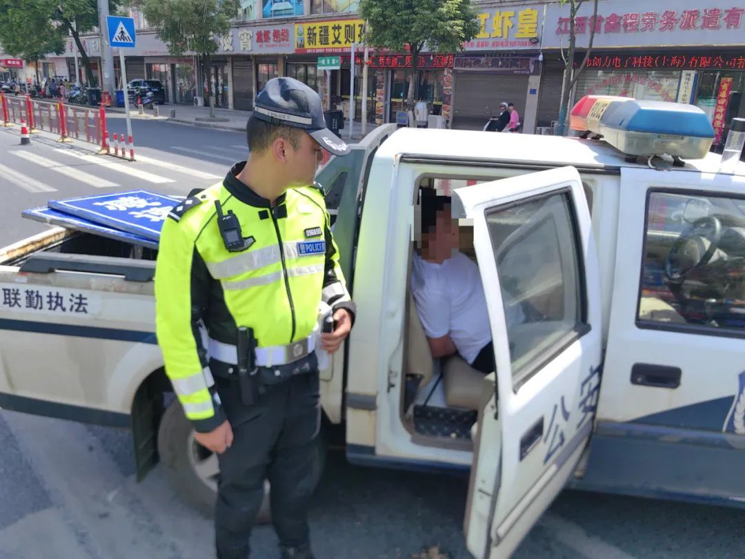 街头狂飙追“毒”，在逃毒贩撞击警车疯狂逃窜......