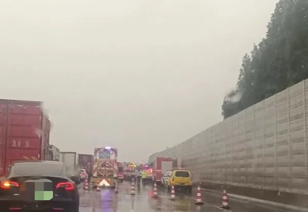今晨突发!沈海高速上一辆半挂槽罐车侧翻,拥堵距离超过10公里 今晨突发!沈海高速上一辆半挂槽罐车侧翻,拥堵距离超过10公里