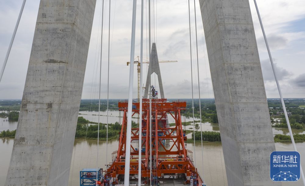 巢马铁路马鞍山长江公铁大桥副汊航道桥进入斜拉索施工阶段