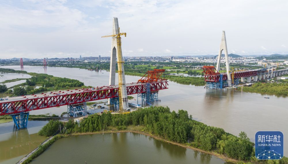 巢马铁路马鞍山长江公铁大桥副汊航道桥进入斜拉索施工阶段