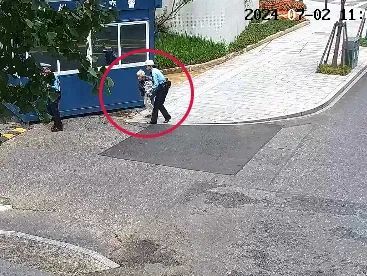 烈日当头,竟有一老人独自坐在路边…… 烈日当头,竟有一老人独自坐在路边……