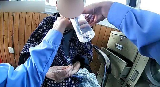 烈日当头,竟有一老人独自坐在路边…… 烈日当头,竟有一老人独自坐在路边……