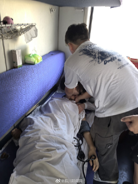 旅客突发疾病川北医学子合力救援
