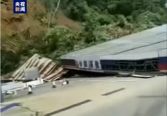 云南河口一加油站突发山体滑坡 2人已无生命体征 云南河口一加油站突发山体滑坡 2人已无生命体征