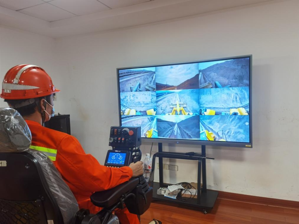 “无人码头运输忙” 浙江移动5G智慧赋能跨岛远程操控