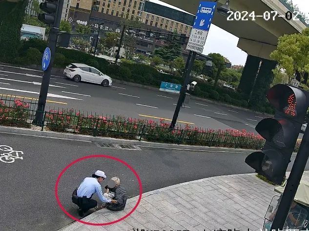 烈日当头,竟有一老人独自坐在路边…… 烈日当头,竟有一老人独自坐在路边……