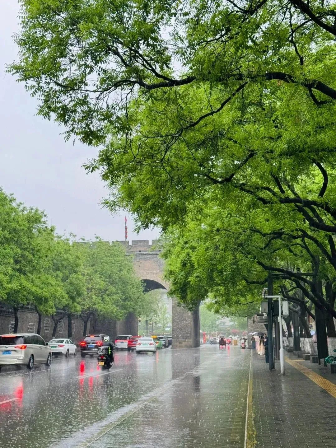 陕西发布暴雨蓝色预警！西安雨已至，主要降雨时段确定