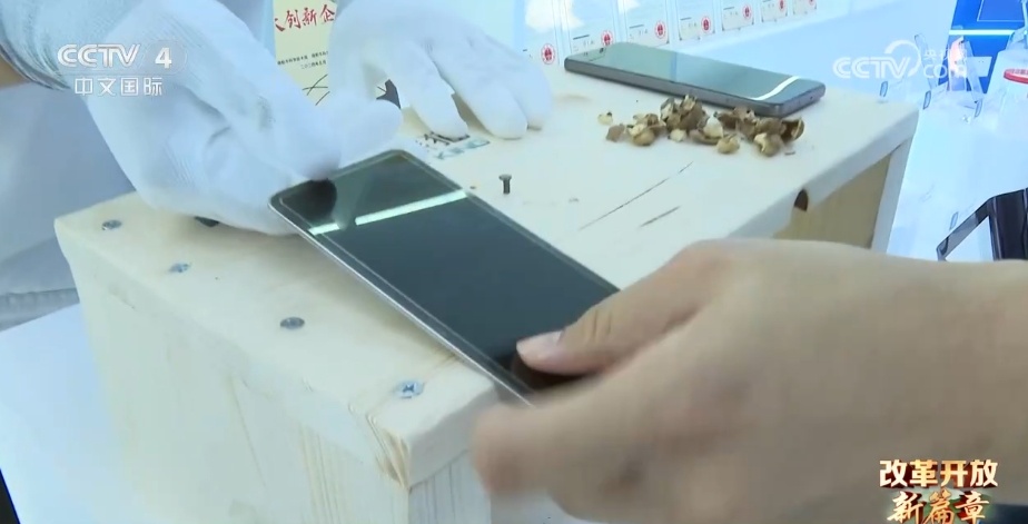纸一样薄的玻璃可以有多“硬”?从“单项冠军”背后看新型显示跨越发展之路