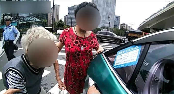 烈日当头,竟有一老人独自坐在路边…… 烈日当头,竟有一老人独自坐在路边……
