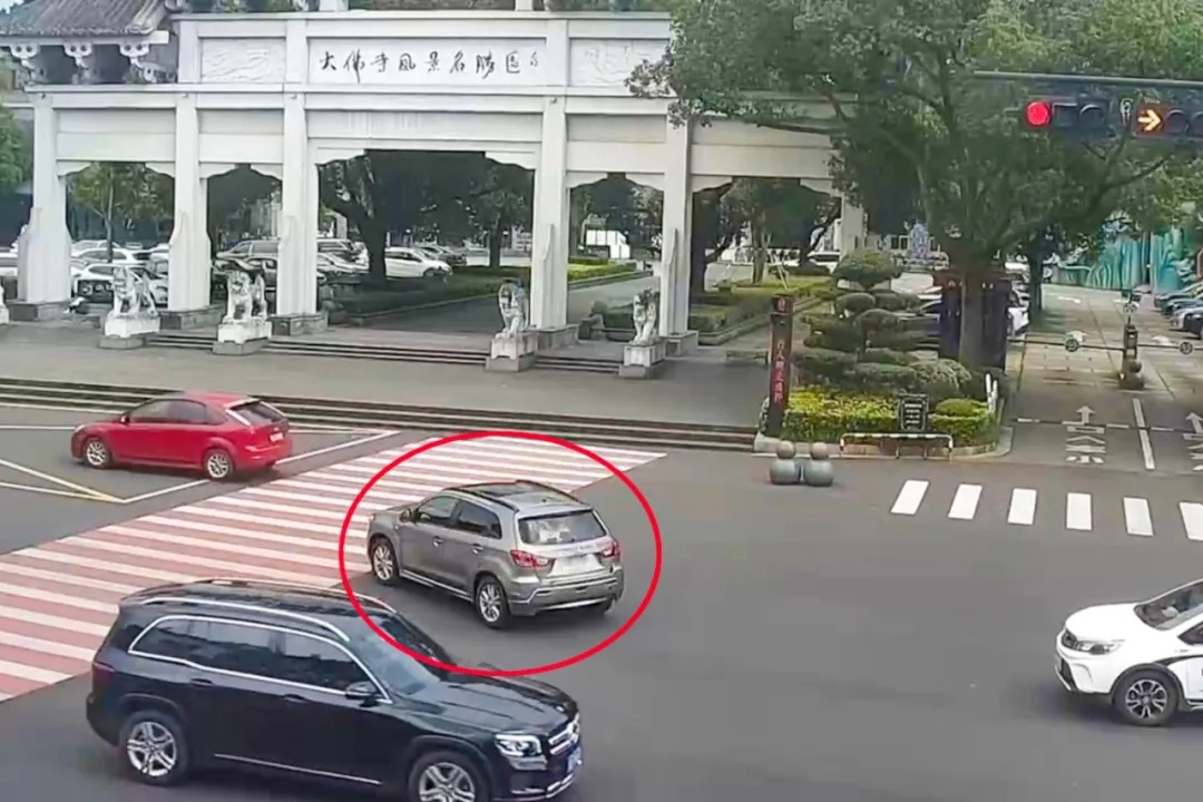 “00后”女交警徒手推车 &nbsp;驾驶员点赞