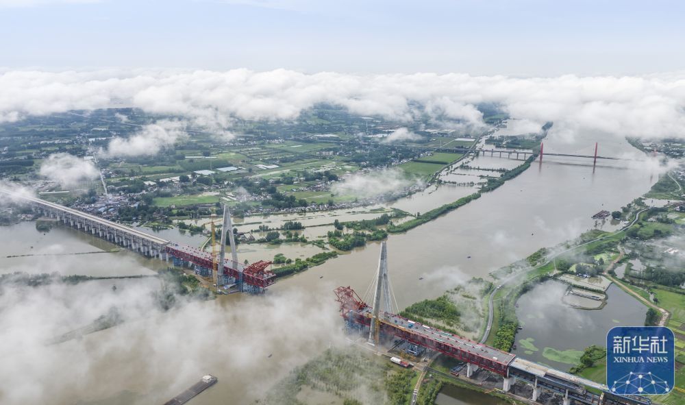 巢马铁路马鞍山长江公铁大桥副汊航道桥进入斜拉索施工阶段
