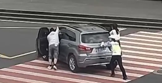 “00后”女交警徒手推车 &nbsp;驾驶员点赞