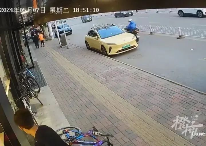13岁男孩骑车逆行，撞上价值十几万元自行车，被索赔！